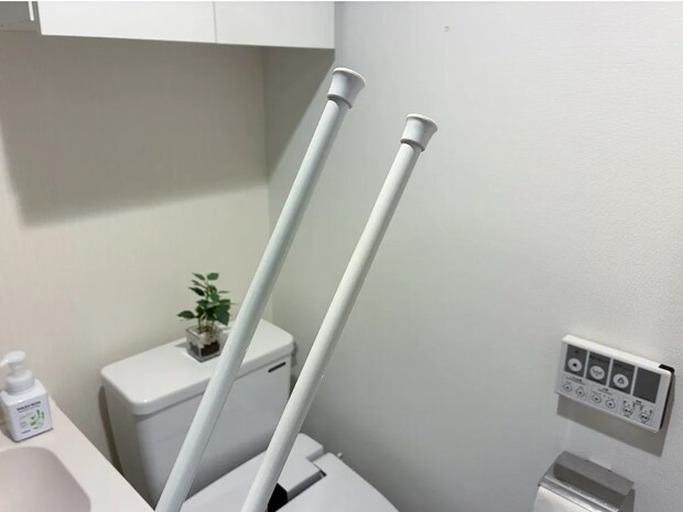 トイレ上に『つっぱり棒2本』を置いたら？　収納を増やす簡単30秒テクに「便利！」