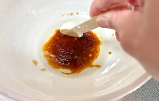 調味料を混ぜている画像（撮影：エニママ）