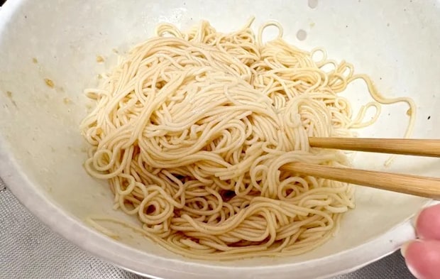 そうめんとタレを和えている画像（撮影：エニママ）