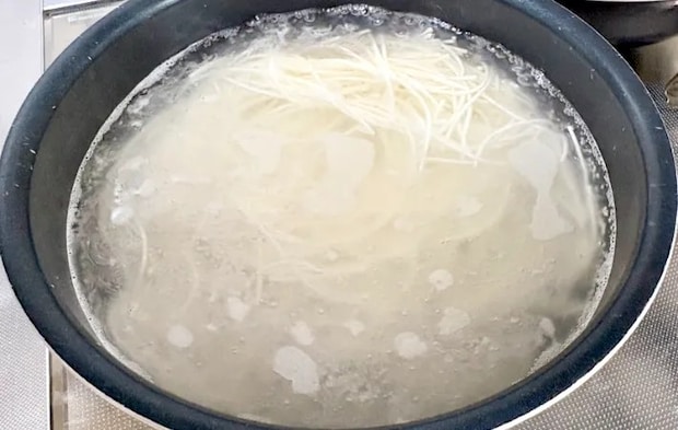 そうめんをゆでている画像（撮影：エニママ）