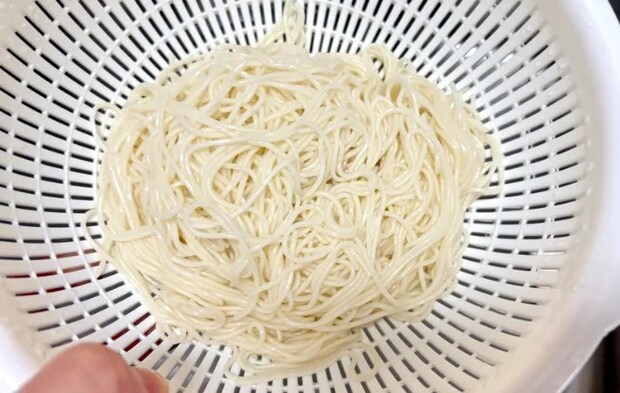 そうめんの水気を切っている画像（撮影：エニママ）