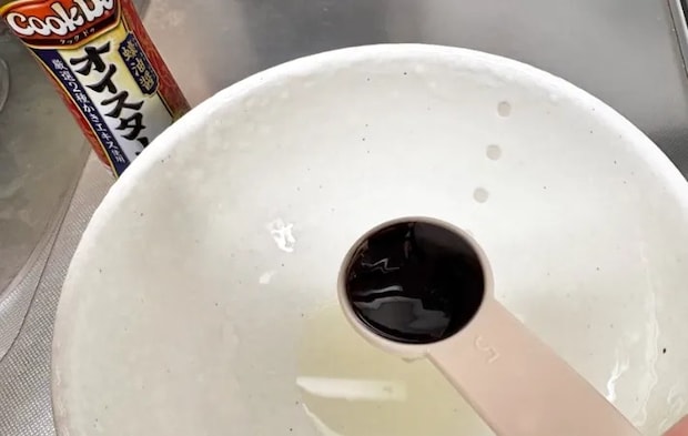 耐熱容器にオイスターソースを加えている画像（撮影：エニママ）