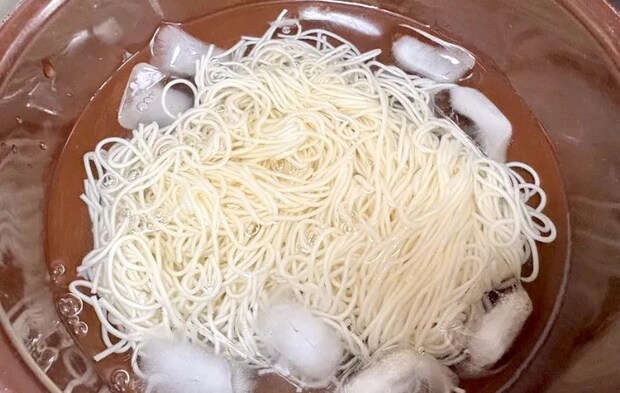 そうめんを氷水につけている画像（撮影：エニママ）