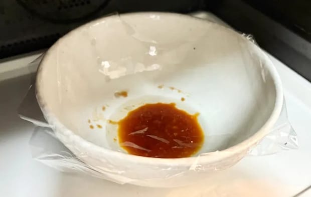 混ぜた調味料をレンジで加熱している画像（撮影：エニママ）