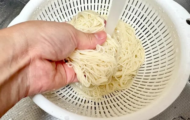 ゆでたそうめんのぬめりを取っている画像（撮影：エニママ）