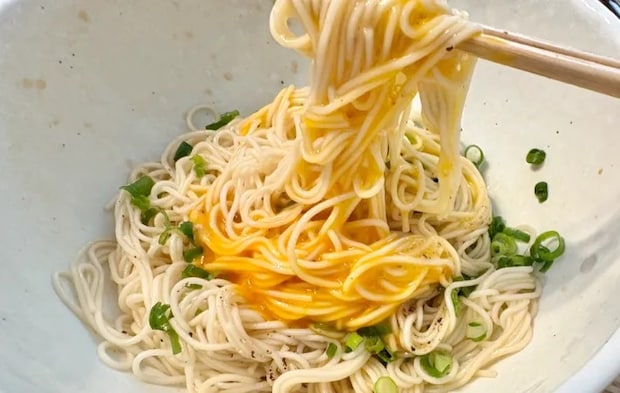 卵黄を絡めたそうめんの画像（撮影：エニママ）