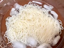 そうめんに「小さじ1杯」混ぜたのは…　意外な味つけに「具なしでもいい」「めんつゆに飽きたらコレ」