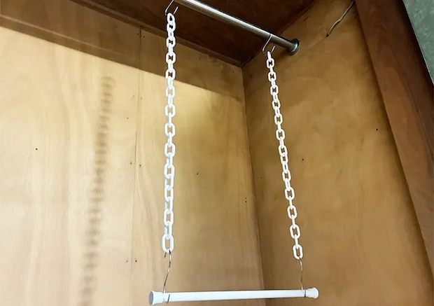 つっぱり棒とチェーンの活用写真（撮影：grapeライフハック編集部）