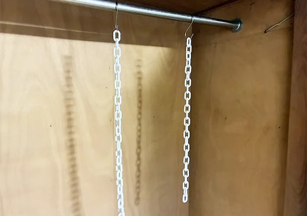 つっぱり棒とチェーンの活用写真（撮影：grapeライフハック編集部）