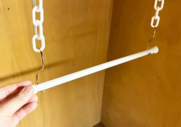 つっぱり棒とチェーンの活用写真（撮影：grapeライフハック編集部）