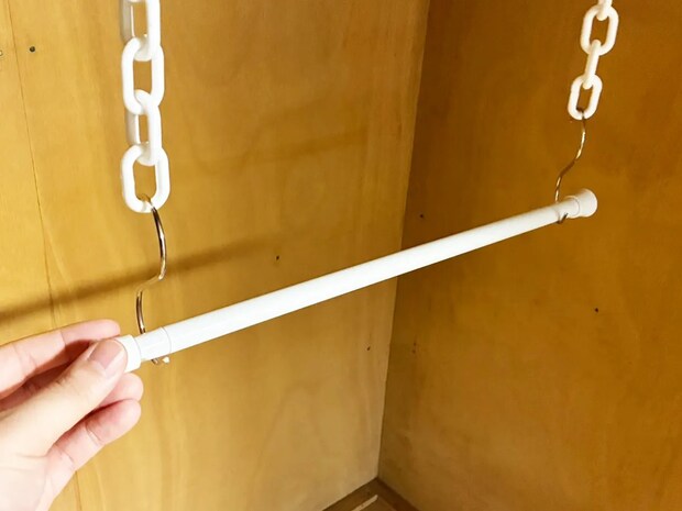 つっぱり棒を『ブランコ』のように設置　クローゼットの「縦の空間」を使う便利な収納術とは