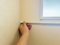トイレの『上側』につっぱり棒を設置するのが正解！　5分で作れる「即席ラック」が優秀だった