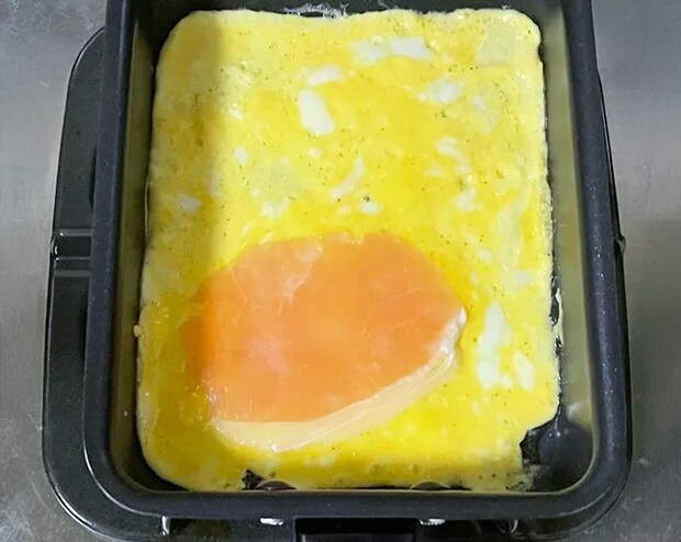 玉子焼きを作る写真（撮影：grapeフード編集部）