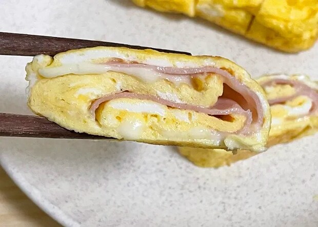 生ハムとチーズが入った玉子焼きの写真（撮影：grapeフード編集部）