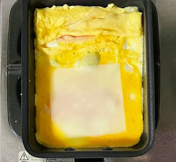 玉子焼きを作る写真（撮影：grapeフード編集部）