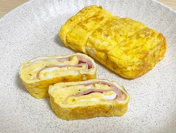 生ハムとチーズが入った玉子焼きの写真（撮影：grapeフード編集部）