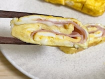 いつもの玉子焼きに飽きたら！　旨味たっぷりの具材2つを巻くだけで「塩気がいい」「断面がきれい」
