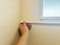 トイレの『上側』につっぱり棒を設置するのが正解！　5分で作れる「即席ラック」が優秀だった