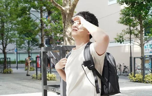 リュックと男性の写真
