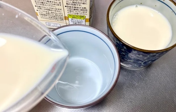 豆乳を器に注いでいる画像（撮影：エニママ）