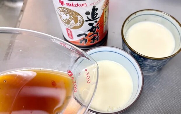 追いがつおつゆを器に注いでいる画像（撮影：エニママ）