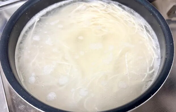 そうめんを茹でている画像（撮影：エニママ）