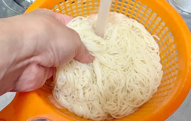 そうめんを冷水で洗っている画像（撮影：エニママ）