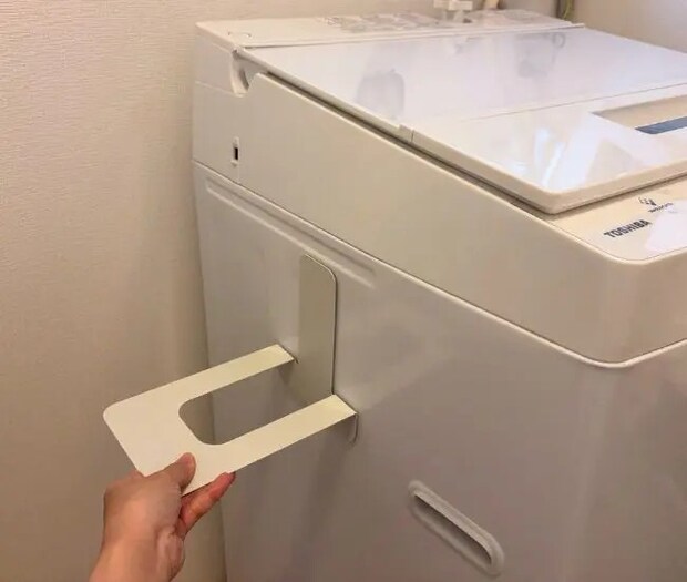 洗濯機に設置した様子（撮影：grapeライフハック編集部）
