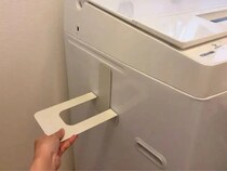 セリアの『ブックエンド』に本は入れません　洗濯機の側面に貼って差し込んだのは…？