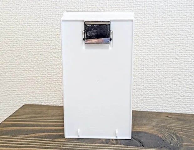 『ダイソー マグネットスイングケース トールホワイト』の写真（撮影：ワード）