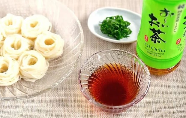 『緑茶割りとそうめん』の写真（撮影：小泉明代）