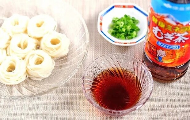 『そうめんと麦茶割り』の写真（撮影：小泉明代）