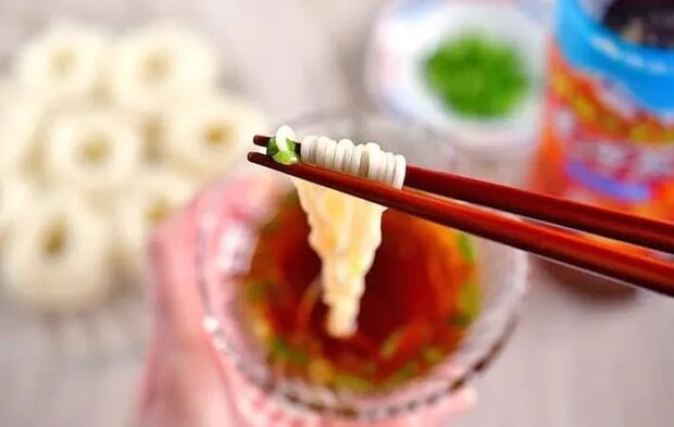 『そうめんと麦茶割り』の写真（撮影：小泉明代）