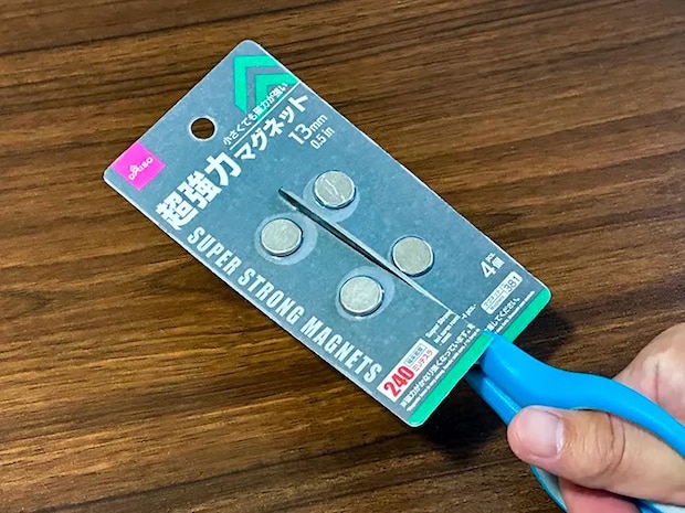マグネットを縦にカットする場面（撮影：grapeライフハック編集部）