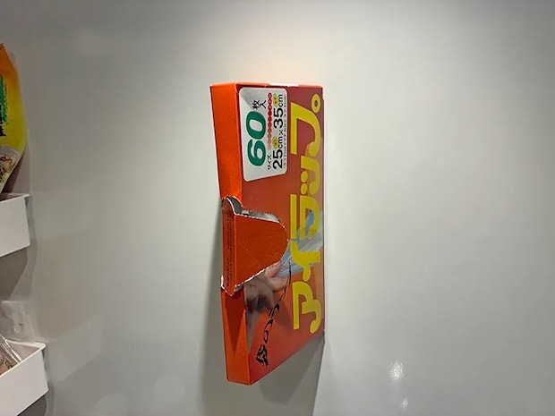 キッチンの壁に取りつけたアイラップ（撮影：grapeライフハック編集部）