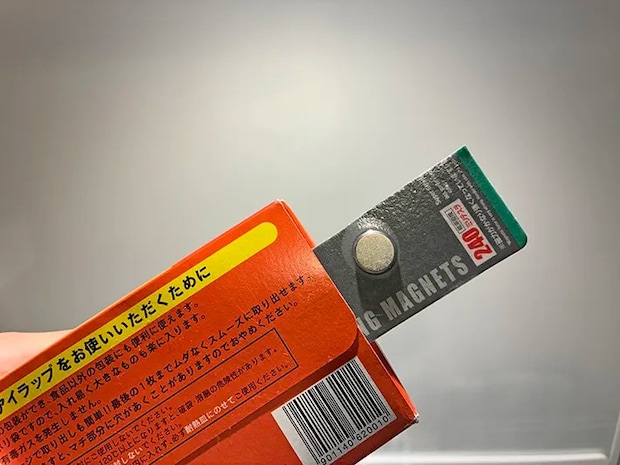アイラップの底に差し込んだ、カットしたマグネット（撮影：grapeライフハック編集部）