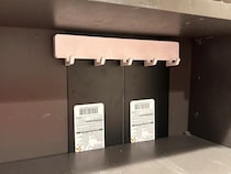 洗面台にブックエンドを使うと収納場所が増える！　「さすがダイソー」「小物や日用品の整理がしやすい」