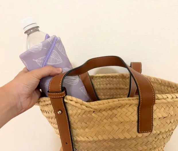 バッグに入れる様子（撮影：grapeライフハック編集部）