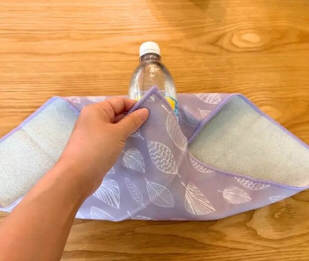 ペットボトルを包む様子（撮影：grapeライフハック編集部）