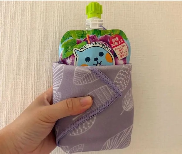 パウチタイプのゼリーに包んだ様子（撮影：grapeライフハック編集部）