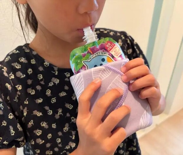 パウチを持つ子供（撮影：grapeライフハック編集部）