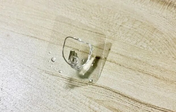 『ダイソー フィルムフック 2個』の使用写真（撮影：ワード）