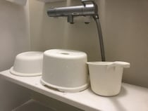 お風呂の椅子はスポンジでこすりません！　力を入れず汚れを削ぐ裏技に「考えつかなかった」【掃除テク4選】