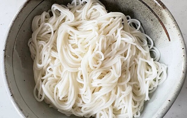そうめんを皿に盛った画像（撮影：エニママ）