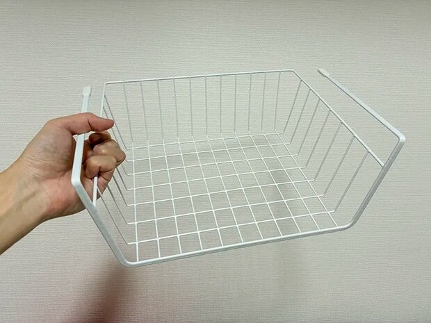 手で持った吊戸棚用バスケット（撮影：grapeライフハック編集部）