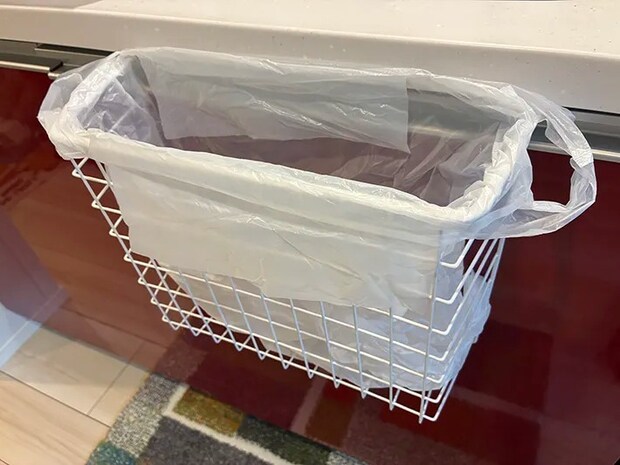 ビニール袋をかけた吊戸棚用バスケット（撮影：grapeライフハック編集部）