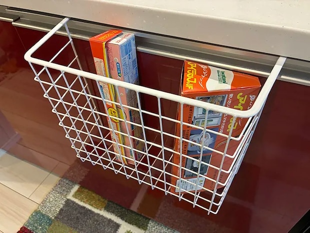 吊戸棚用バスケットに収納したラップ類（撮影：grapeライフハック編集部）
