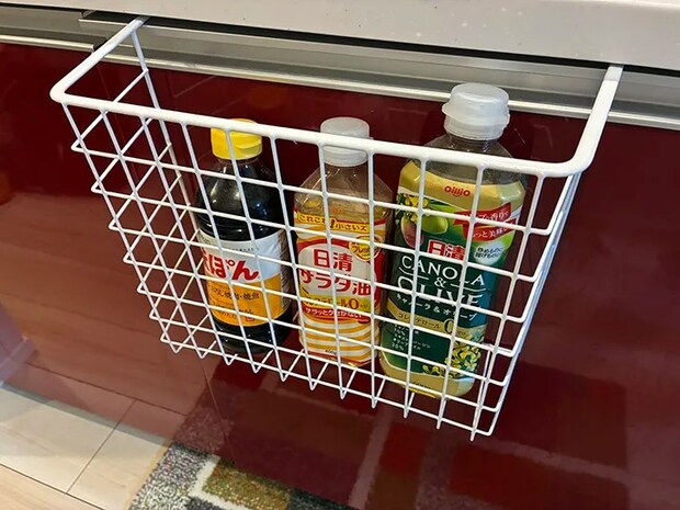吊戸棚用バスケットに収納した調味料ボトル（撮影：grapeライフハック編集部）