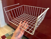 220円の吊戸棚バスケット、横に使いません！　シンク下の活用法に「これは便利」
