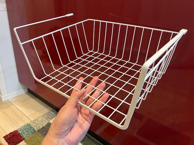 220円の吊戸棚バスケット、横に使いません！　シンク下の活用法に「これは便利」